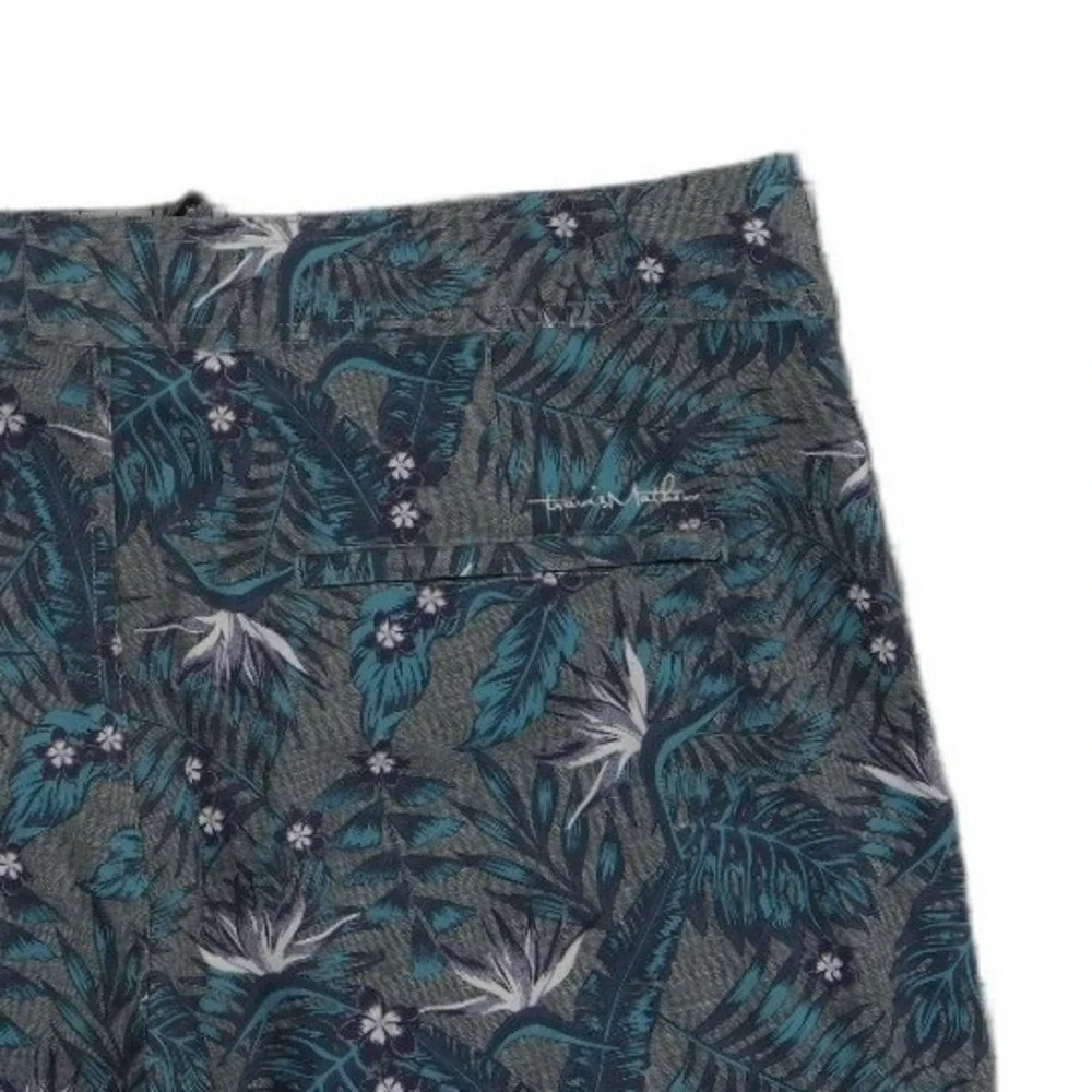 TravisMathew Board Shorts Men's Size 36 Grey Teal Tropical Bird Paradise Summer